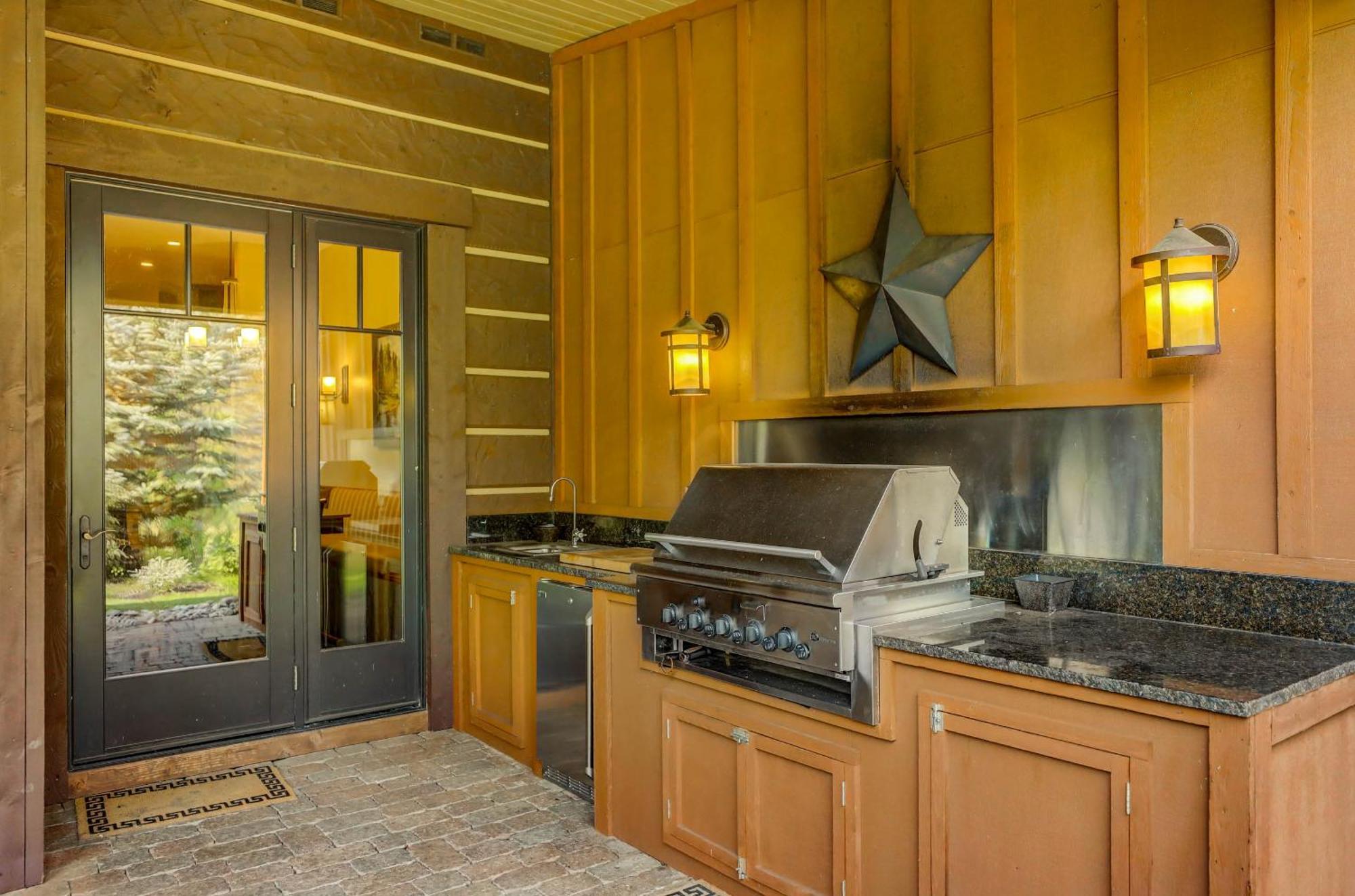 Red Tail On The River By Casago Mccall - Donerightmanagement Exterior photo