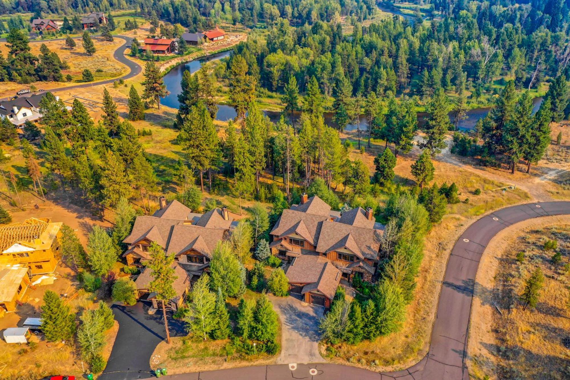 Red Tail On The River By Casago Mccall - Donerightmanagement Exterior photo