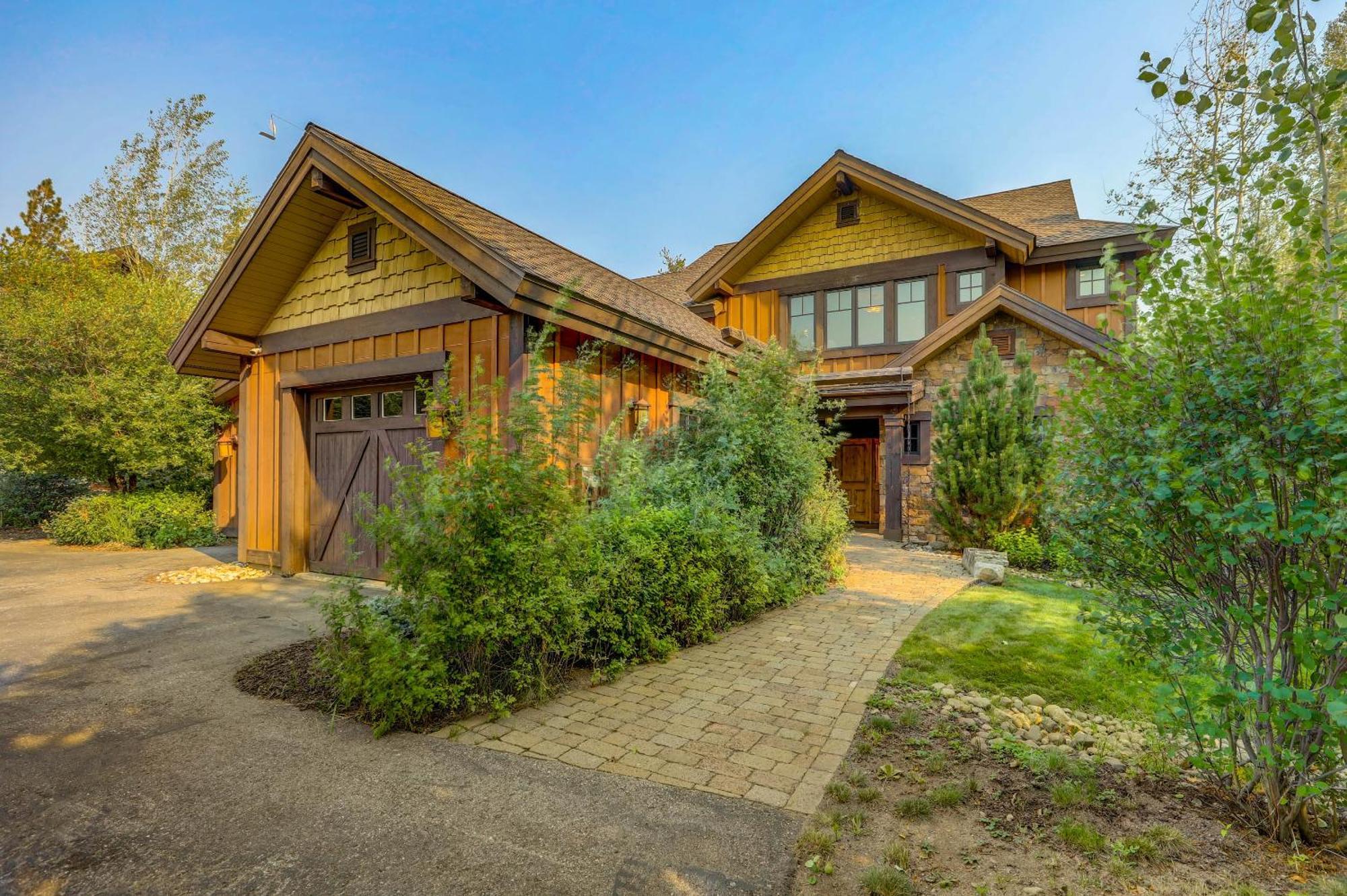 Red Tail On The River By Casago Mccall - Donerightmanagement Exterior photo
